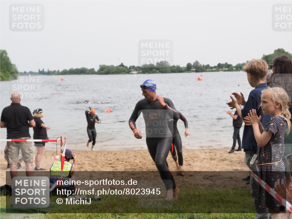 21.06.2025 - 27. Vierlanden-Triathlon MichiJ http://msf.ph/oto/8023945 15.06.2026 10:55:00 Schwimmen 677, 735, 744, 761 meine-sportfotos.de