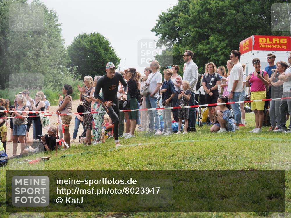 15.06.2025 - 27. Vierlanden-Triathlon KatJ http://msf.ph/oto/8023947 15.06.2025 10:57:15 Schwimmen 692 meine-sportfotos.de