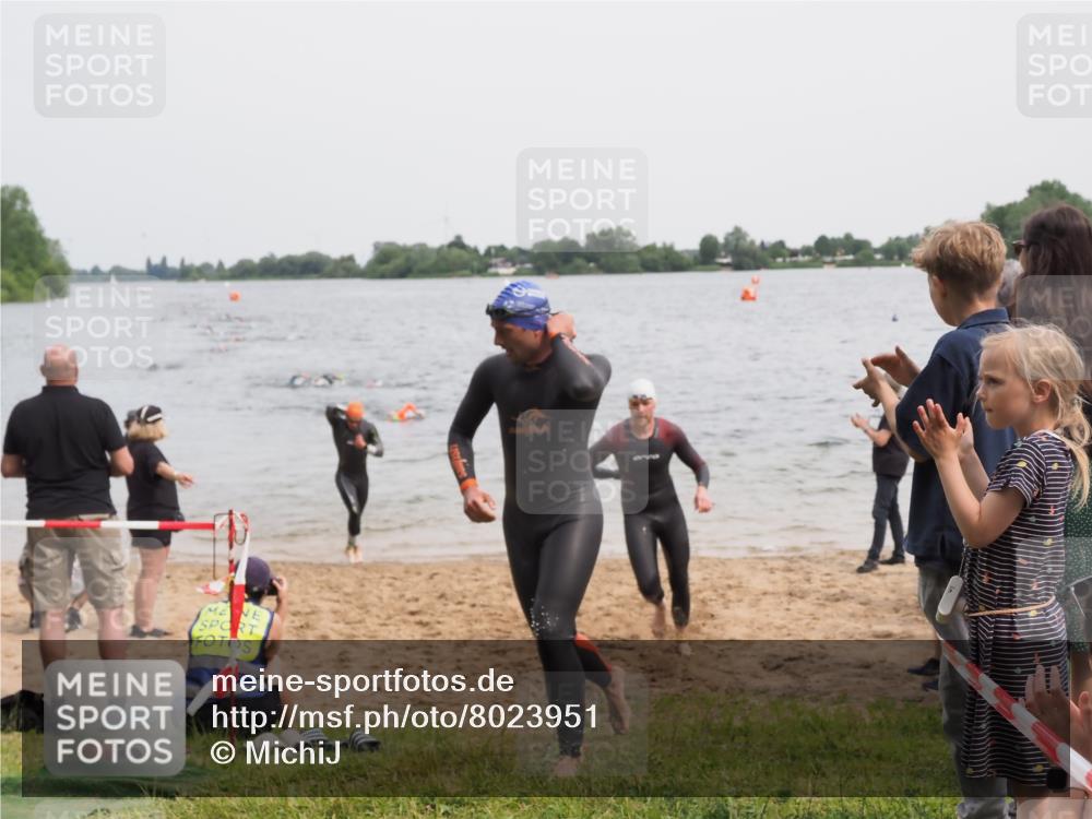 21.06.2025 - 27. Vierlanden-Triathlon MichiJ http://msf.ph/oto/8023951 15.06.2026 10:55:00 Schwimmen 677, 735, 744, 761 meine-sportfotos.de