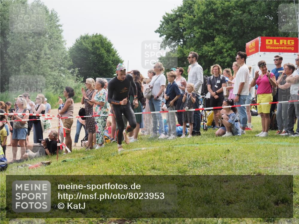 15.06.2025 - 27. Vierlanden-Triathlon KatJ http://msf.ph/oto/8023953 15.06.2025 10:57:15 Schwimmen 692 meine-sportfotos.de
