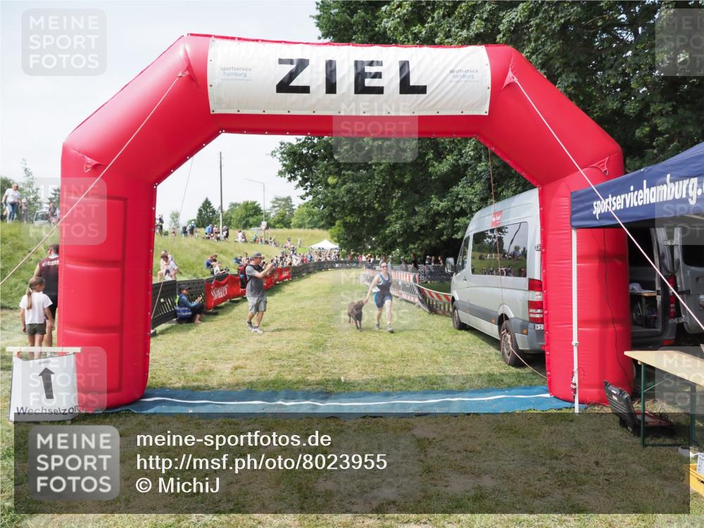 21.06.2025 - 27. Vierlanden-Triathlon MichiJ http://msf.ph/oto/8023955 15.06.2026 11:50:15 Ziel 485 meine-sportfotos.de