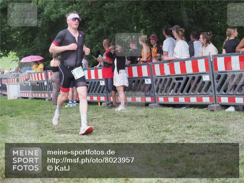 21.06.2025 - 27. Vierlanden-Triathlon KatJ http://msf.ph/oto/8023957 15.06.2025 13:25:21 Ziel 658 meine-sportfotos.de