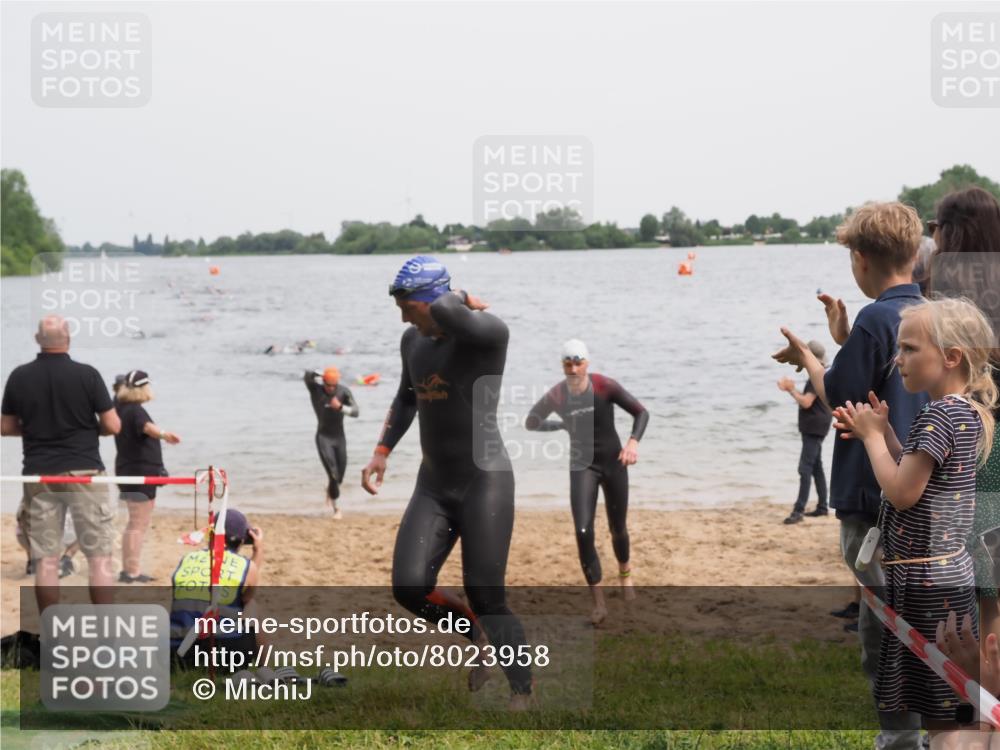 21.06.2025 - 27. Vierlanden-Triathlon MichiJ http://msf.ph/oto/8023958 15.06.2026 10:55:00 Schwimmen 677, 735, 744, 761 meine-sportfotos.de