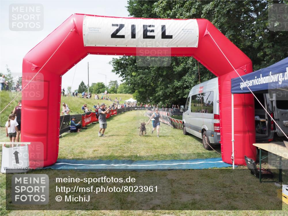 21.06.2025 - 27. Vierlanden-Triathlon MichiJ http://msf.ph/oto/8023961 15.06.2026 11:50:15 Ziel 485 meine-sportfotos.de