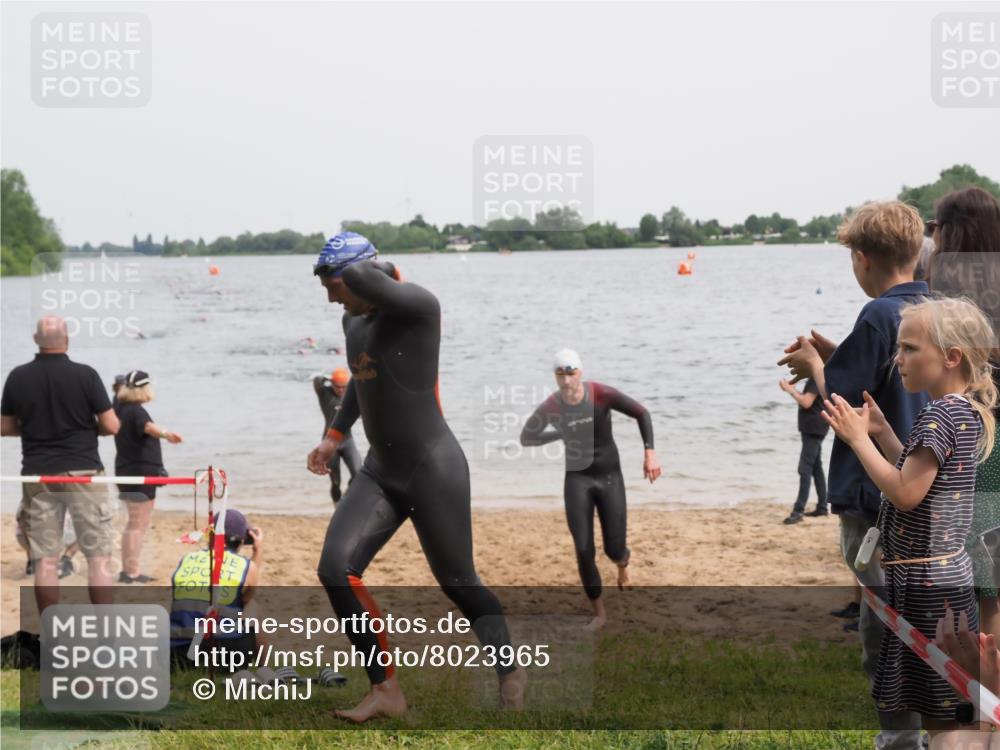 21.06.2025 - 27. Vierlanden-Triathlon MichiJ http://msf.ph/oto/8023965 15.06.2026 10:55:00 Schwimmen 677, 735, 744, 761 meine-sportfotos.de