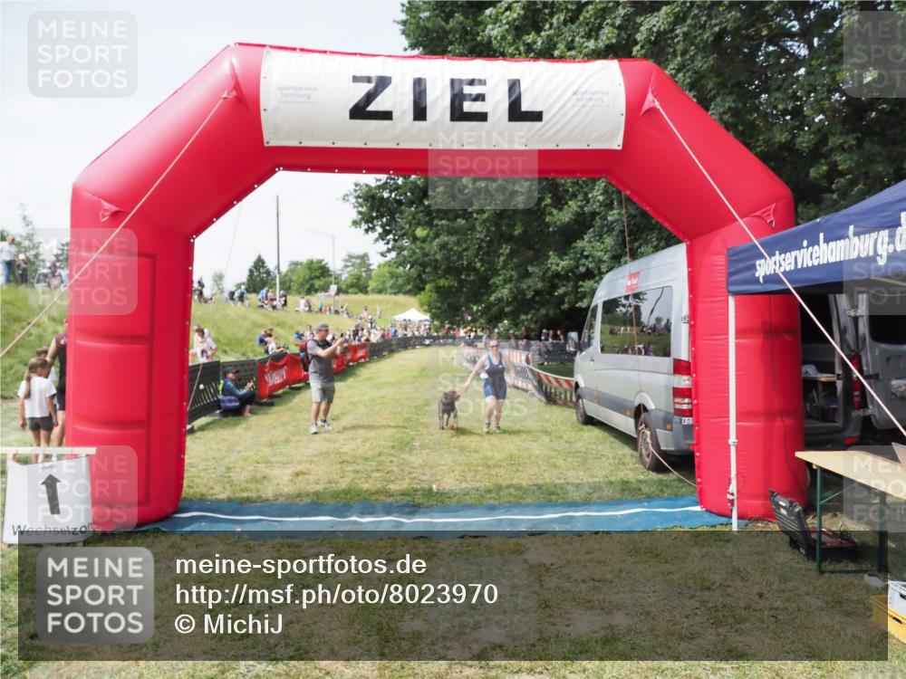 21.06.2025 - 27. Vierlanden-Triathlon MichiJ http://msf.ph/oto/8023970 15.06.2026 11:50:15 Ziel 485 meine-sportfotos.de