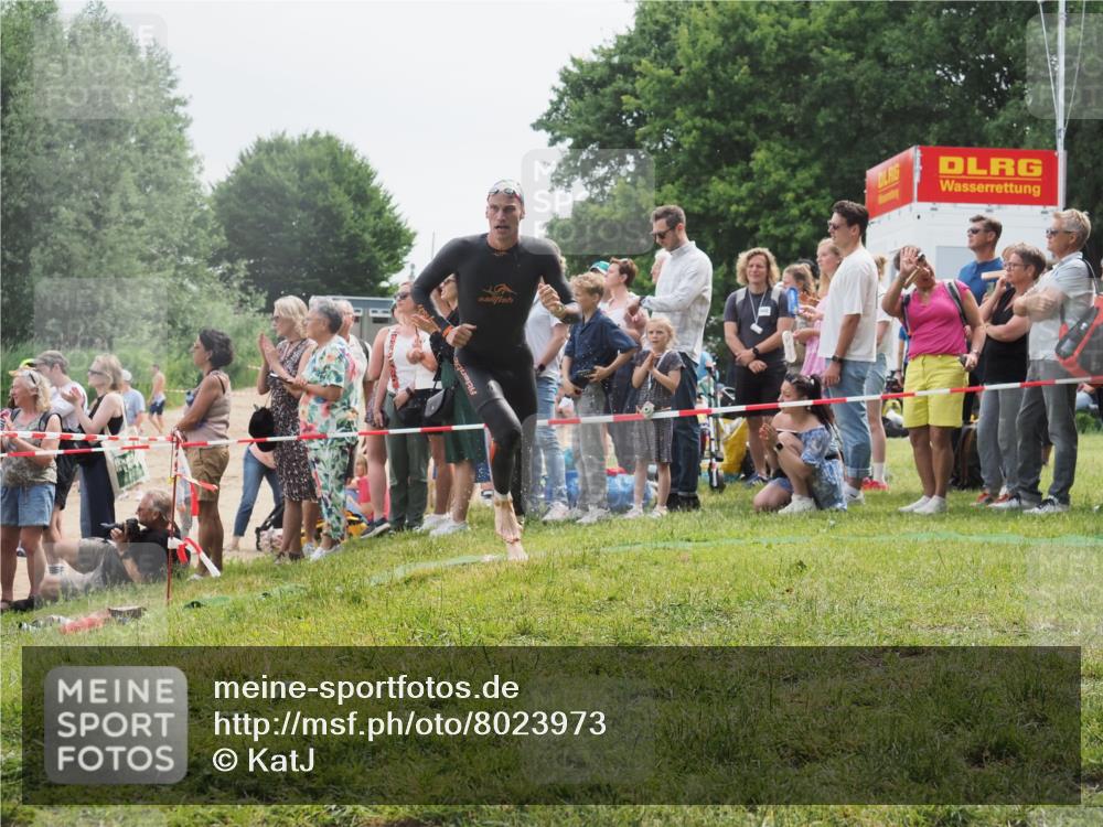 15.06.2025 - 27. Vierlanden-Triathlon KatJ http://msf.ph/oto/8023973 15.06.2025 10:57:16 Schwimmen 692, 697 meine-sportfotos.de