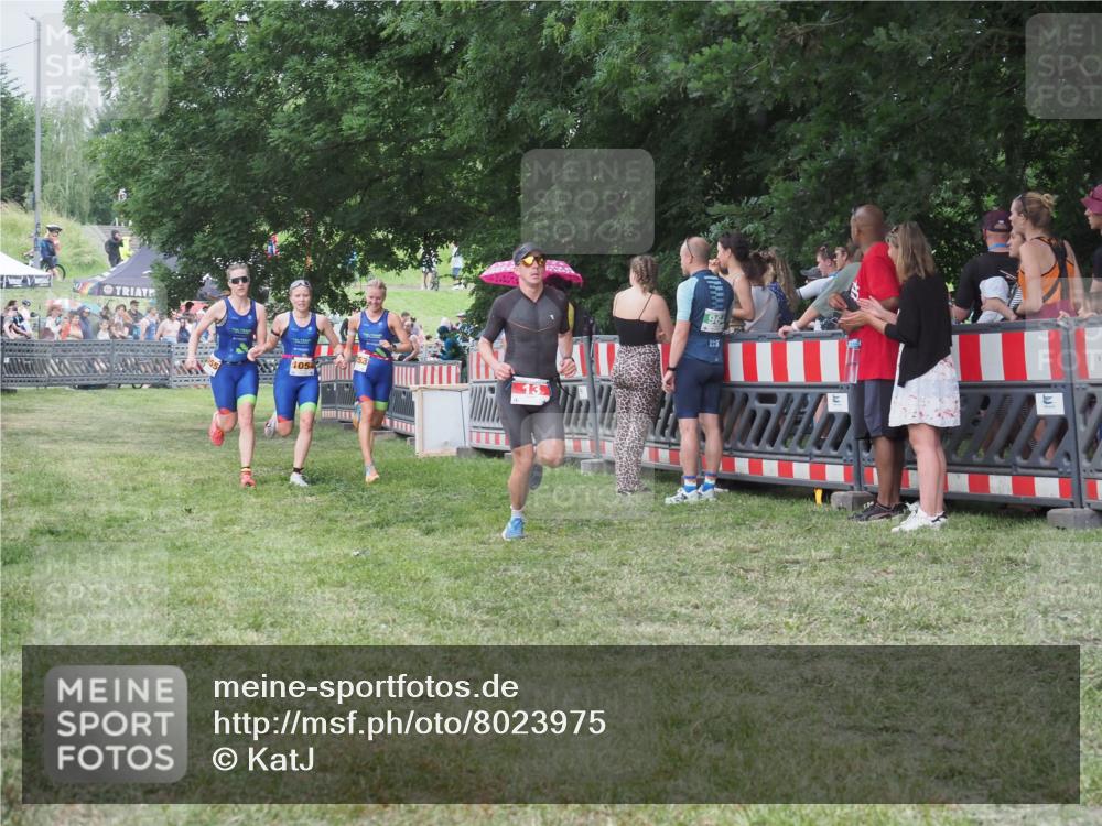 21.06.2025 - 27. Vierlanden-Triathlon KatJ http://msf.ph/oto/8023975 15.06.2025 13:25:46 Ziel 13, 1053, 1054, 1055 meine-sportfotos.de