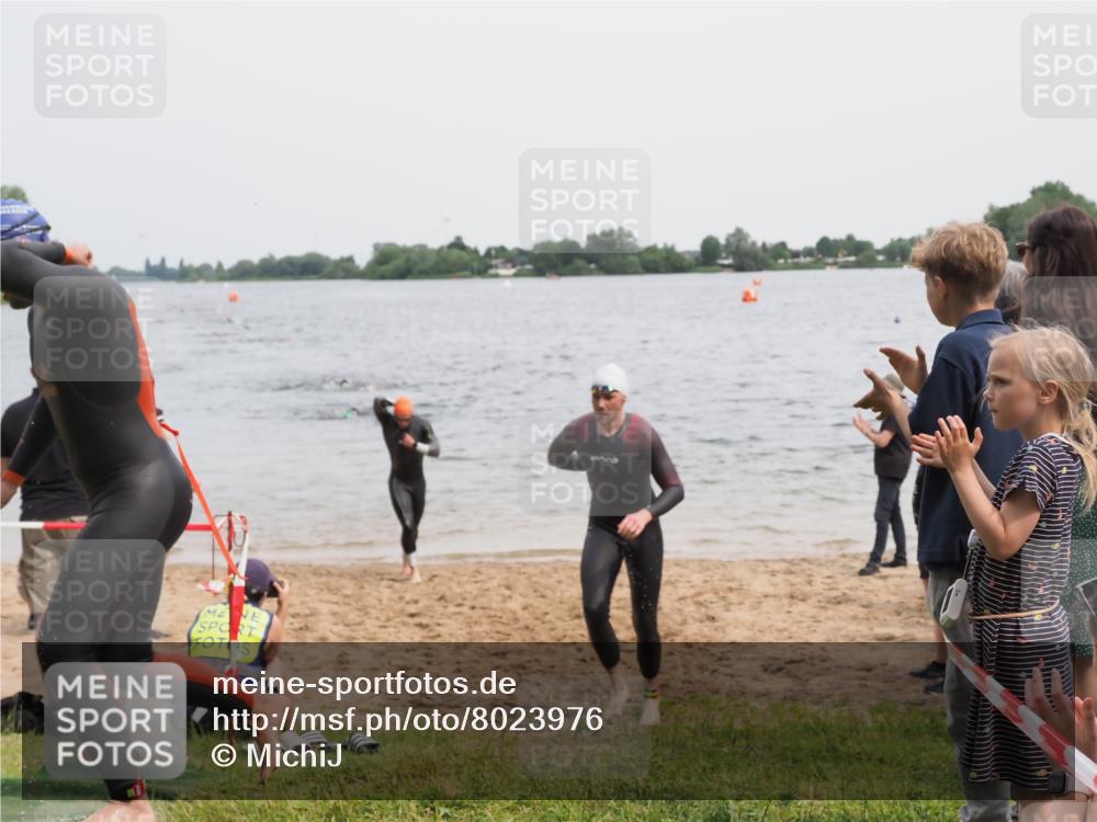 21.06.2025 - 27. Vierlanden-Triathlon MichiJ http://msf.ph/oto/8023976 15.06.2026 10:55:01 Schwimmen 677, 735, 744, 761 meine-sportfotos.de