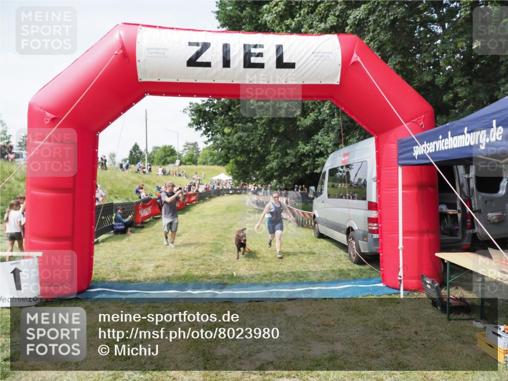21.06.2025 - 27. Vierlanden-Triathlon MichiJ http://msf.ph/oto/8023980 15.06.2026 11:50:15 Ziel 485 meine-sportfotos.de