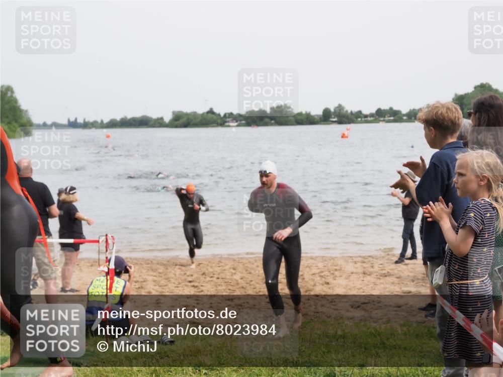 21.06.2025 - 27. Vierlanden-Triathlon MichiJ http://msf.ph/oto/8023984 15.06.2026 10:55:01 Schwimmen 677, 735, 744, 761 meine-sportfotos.de