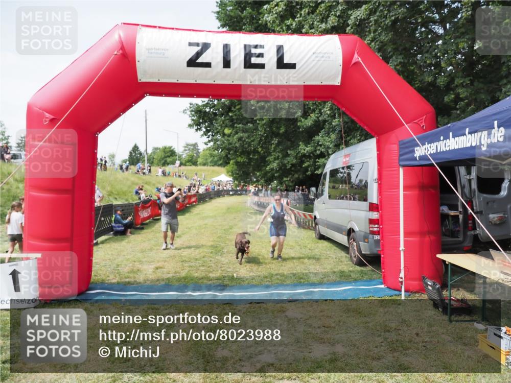 21.06.2025 - 27. Vierlanden-Triathlon MichiJ http://msf.ph/oto/8023988 15.06.2026 11:50:16 Ziel 485 meine-sportfotos.de
