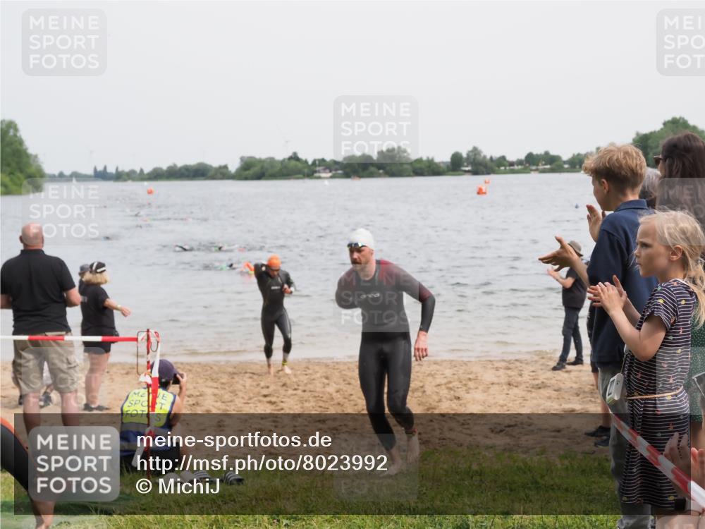 21.06.2025 - 27. Vierlanden-Triathlon MichiJ http://msf.ph/oto/8023992 15.06.2026 10:55:01 Schwimmen 677, 735, 744, 761 meine-sportfotos.de