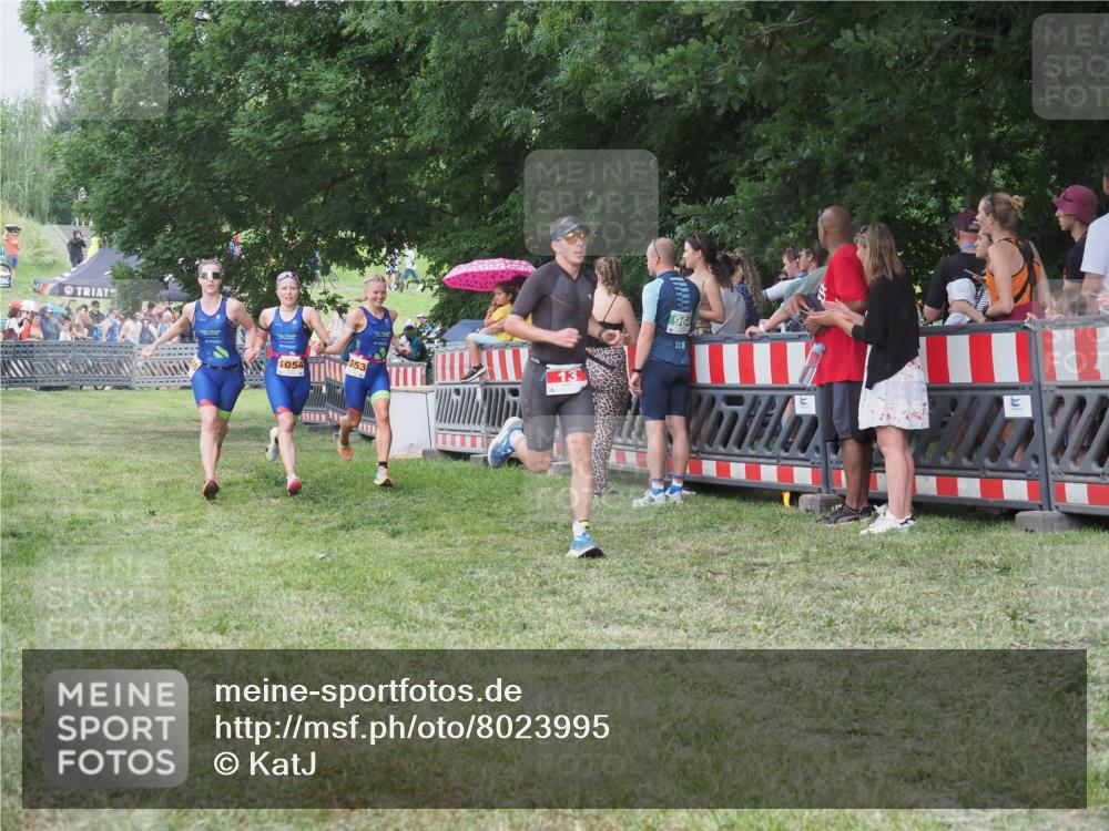 21.06.2025 - 27. Vierlanden-Triathlon KatJ http://msf.ph/oto/8023995 15.06.2025 13:25:46 Ziel 13, 1053, 1054, 1055 meine-sportfotos.de