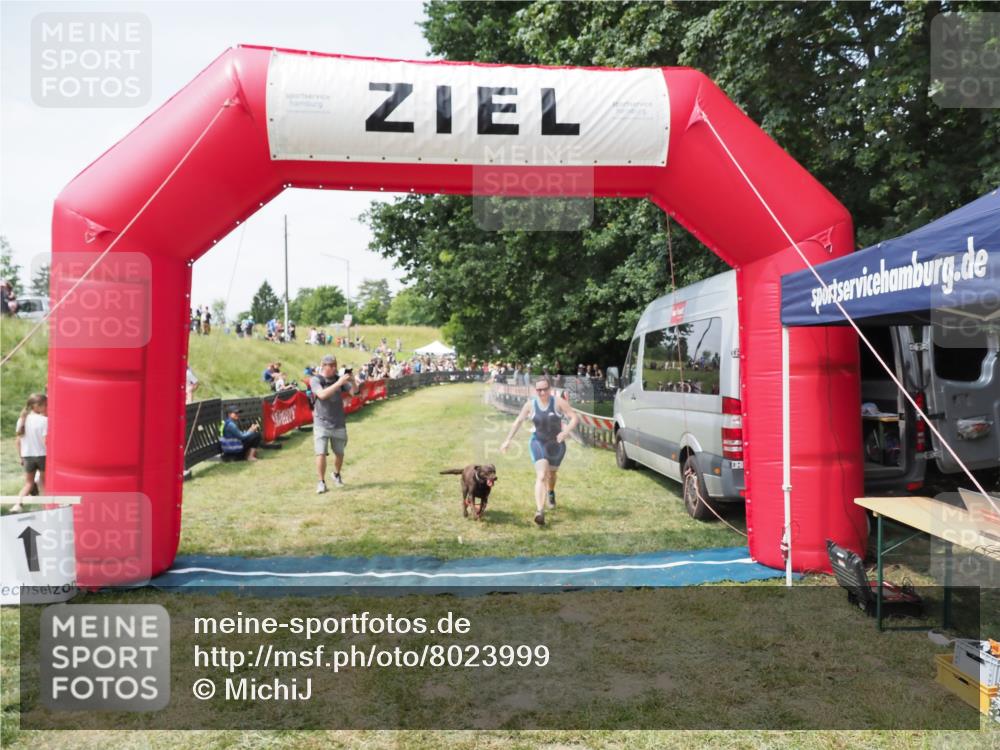 21.06.2025 - 27. Vierlanden-Triathlon MichiJ http://msf.ph/oto/8023999 15.06.2026 11:50:16 Ziel 485 meine-sportfotos.de