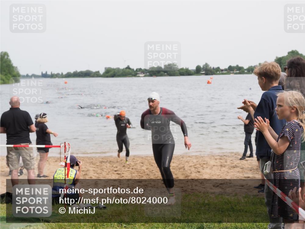 21.06.2025 - 27. Vierlanden-Triathlon MichiJ http://msf.ph/oto/8024000 15.06.2026 10:55:01 Schwimmen 677, 735, 744, 761 meine-sportfotos.de