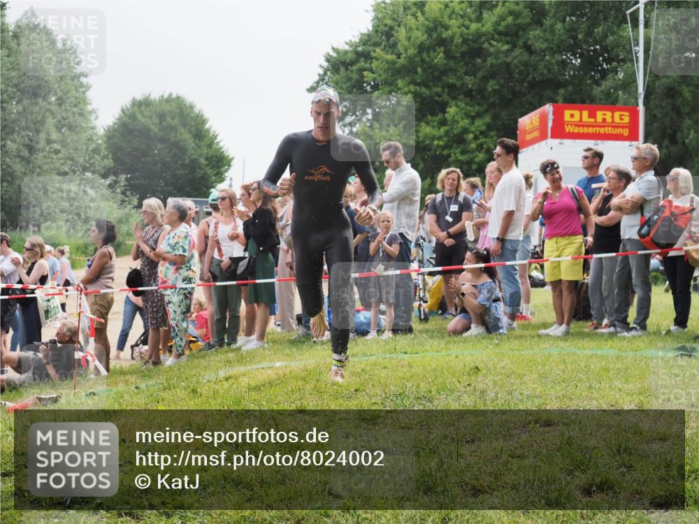 15.06.2025 - 27. Vierlanden-Triathlon KatJ http://msf.ph/oto/8024002 15.06.2025 10:57:16 Schwimmen 692, 697 meine-sportfotos.de