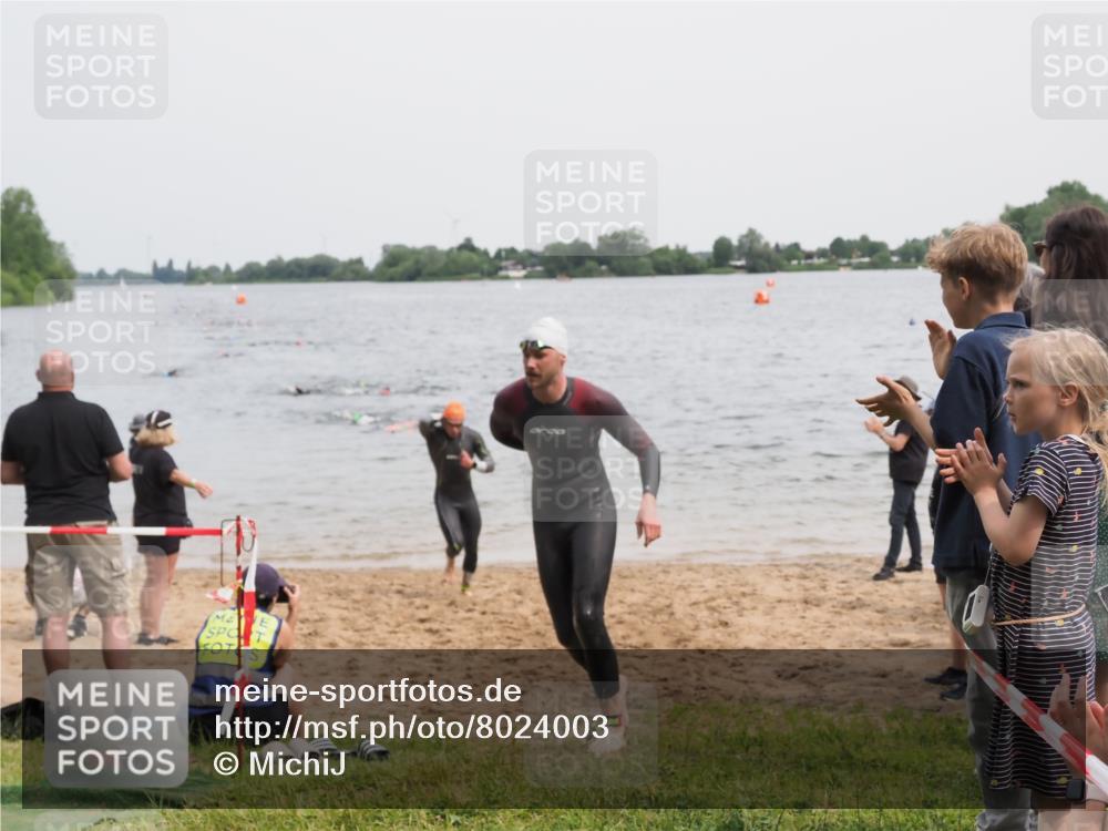 21.06.2025 - 27. Vierlanden-Triathlon MichiJ http://msf.ph/oto/8024003 15.06.2026 10:55:01 Schwimmen 677, 735, 744, 761 meine-sportfotos.de