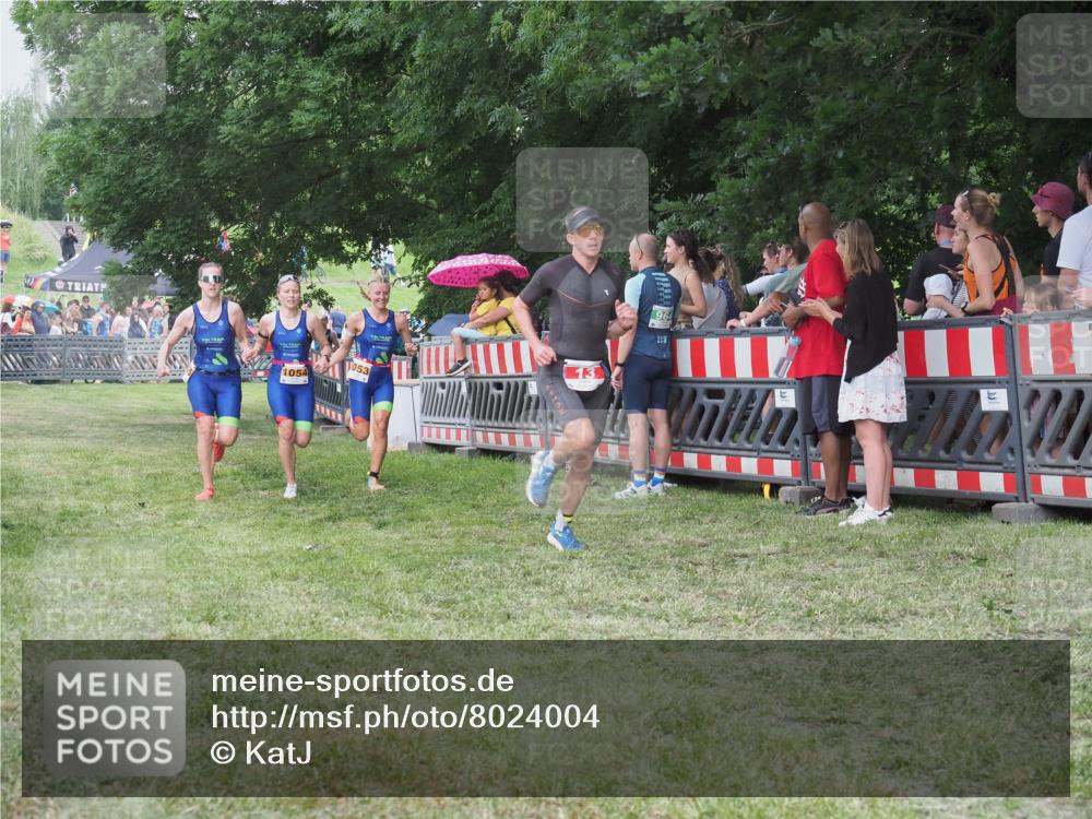 21.06.2025 - 27. Vierlanden-Triathlon KatJ http://msf.ph/oto/8024004 15.06.2025 13:25:46 Ziel 13, 1053, 1054, 1055 meine-sportfotos.de