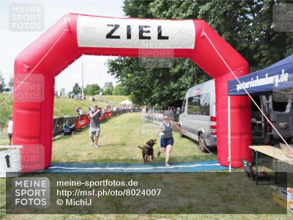21.06.2025 - 27. Vierlanden-Triathlon MichiJ http://msf.ph/oto/8024007 15.06.2026 11:50:16 Ziel 485 meine-sportfotos.de