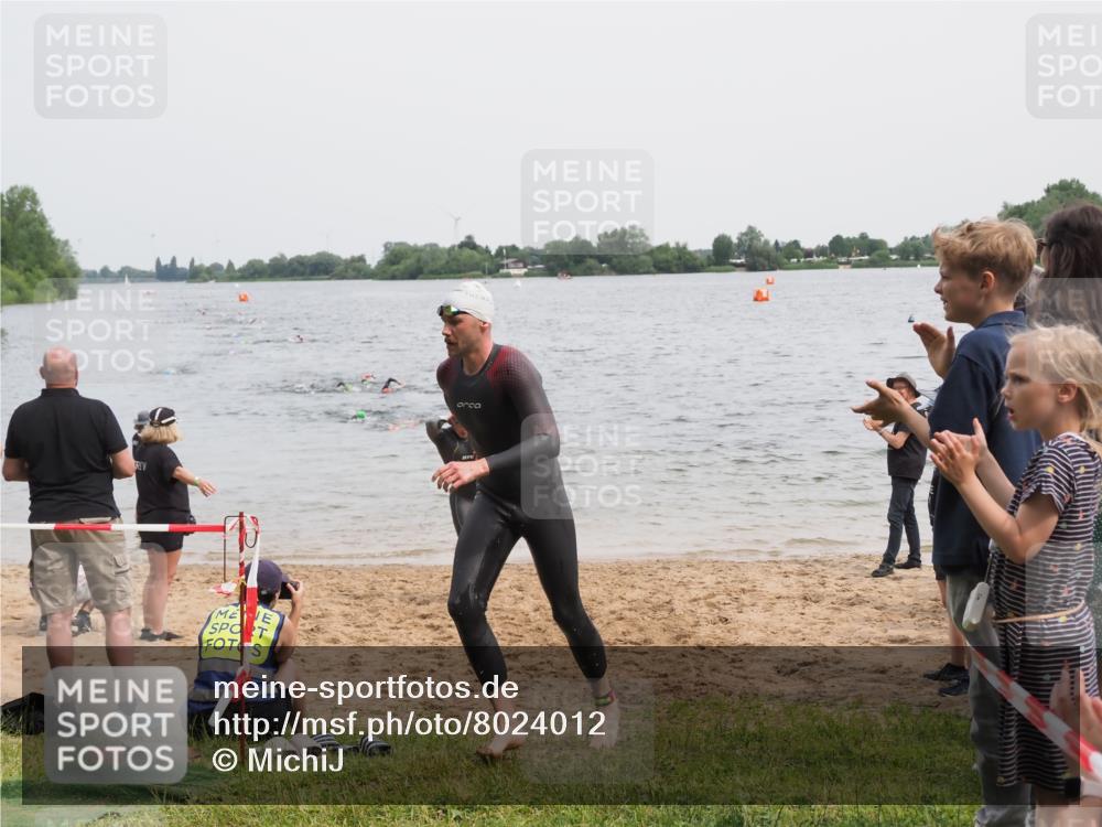 21.06.2025 - 27. Vierlanden-Triathlon MichiJ http://msf.ph/oto/8024012 15.06.2026 10:55:01 Schwimmen 677, 735, 744, 761 meine-sportfotos.de