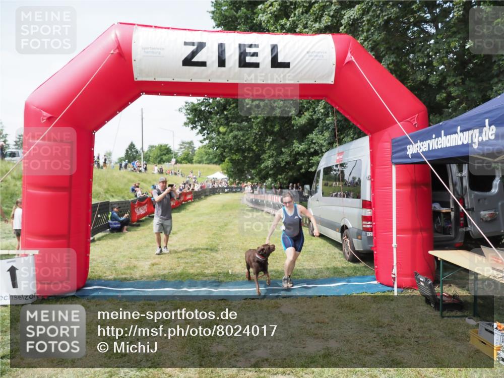 21.06.2025 - 27. Vierlanden-Triathlon MichiJ http://msf.ph/oto/8024017 15.06.2026 11:50:16 Ziel 485 meine-sportfotos.de