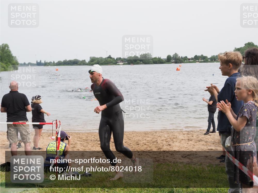 21.06.2025 - 27. Vierlanden-Triathlon MichiJ http://msf.ph/oto/8024018 15.06.2026 10:55:01 Schwimmen 677, 735, 744, 761 meine-sportfotos.de