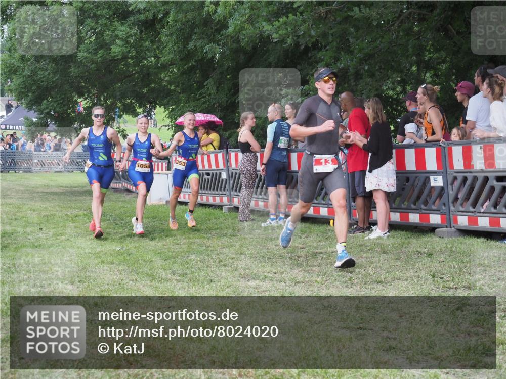 21.06.2025 - 27. Vierlanden-Triathlon KatJ http://msf.ph/oto/8024020 15.06.2025 13:25:47 Ziel 13, 1053, 1054, 1055 meine-sportfotos.de