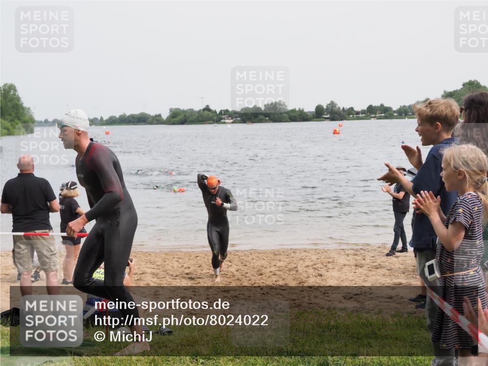 21.06.2025 - 27. Vierlanden-Triathlon MichiJ http://msf.ph/oto/8024022 15.06.2026 10:55:02 Schwimmen 677, 735, 744, 761 meine-sportfotos.de