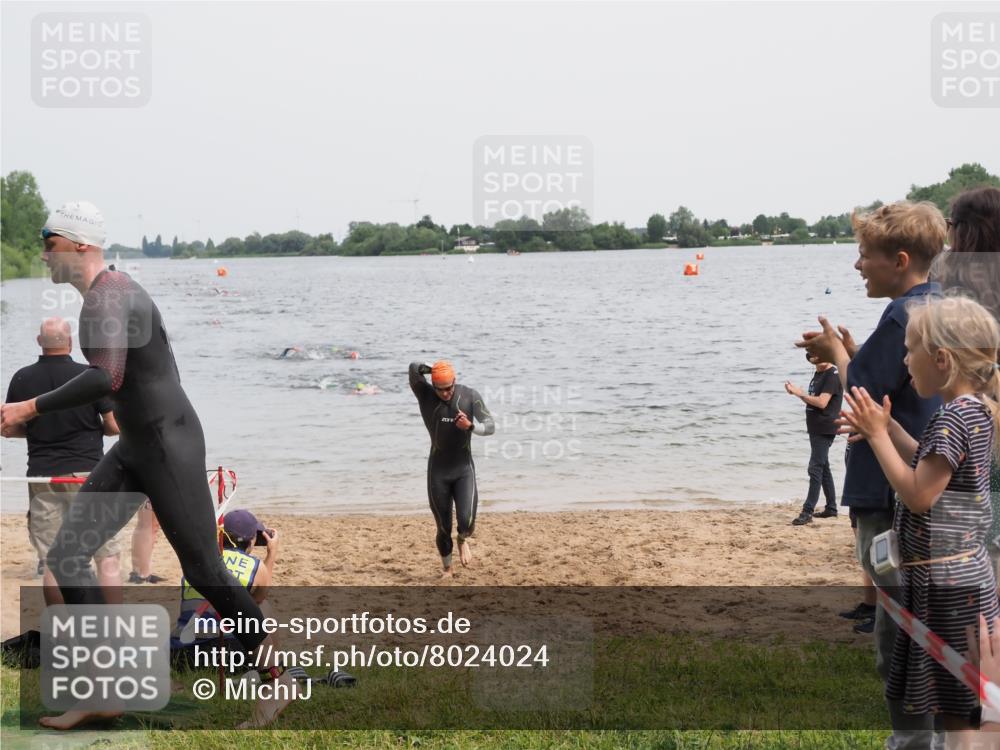 21.06.2025 - 27. Vierlanden-Triathlon MichiJ http://msf.ph/oto/8024024 15.06.2026 10:55:02 Schwimmen 677, 735, 744, 761 meine-sportfotos.de