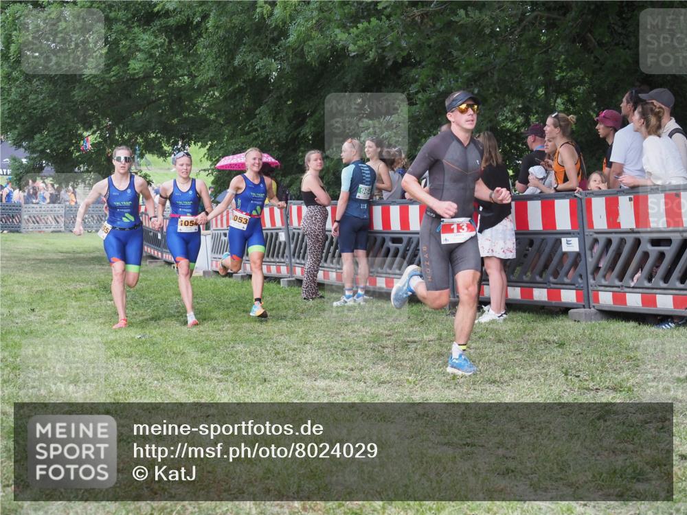 21.06.2025 - 27. Vierlanden-Triathlon KatJ http://msf.ph/oto/8024029 15.06.2025 13:25:47 Ziel 13, 1053, 1054, 1055 meine-sportfotos.de