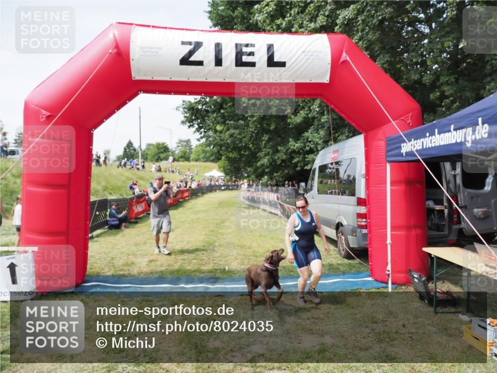 21.06.2025 - 27. Vierlanden-Triathlon MichiJ http://msf.ph/oto/8024035 15.06.2026 11:50:17 Ziel 485 meine-sportfotos.de