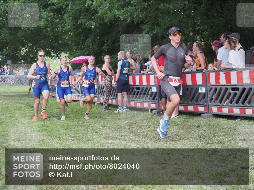 21.06.2025 - 27. Vierlanden-Triathlon KatJ http://msf.ph/oto/8024040 15.06.2025 13:25:47 Ziel 13, 1053, 1054, 1055 meine-sportfotos.de