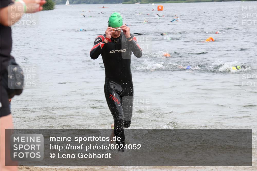 15.06.2025 - 27. Vierlanden-Triathlon Lena Gebhardt http://msf.ph/oto/8024052 15.06.2025 10:54:41 Schwimmen 695, 713, 715, 749 meine-sportfotos.de