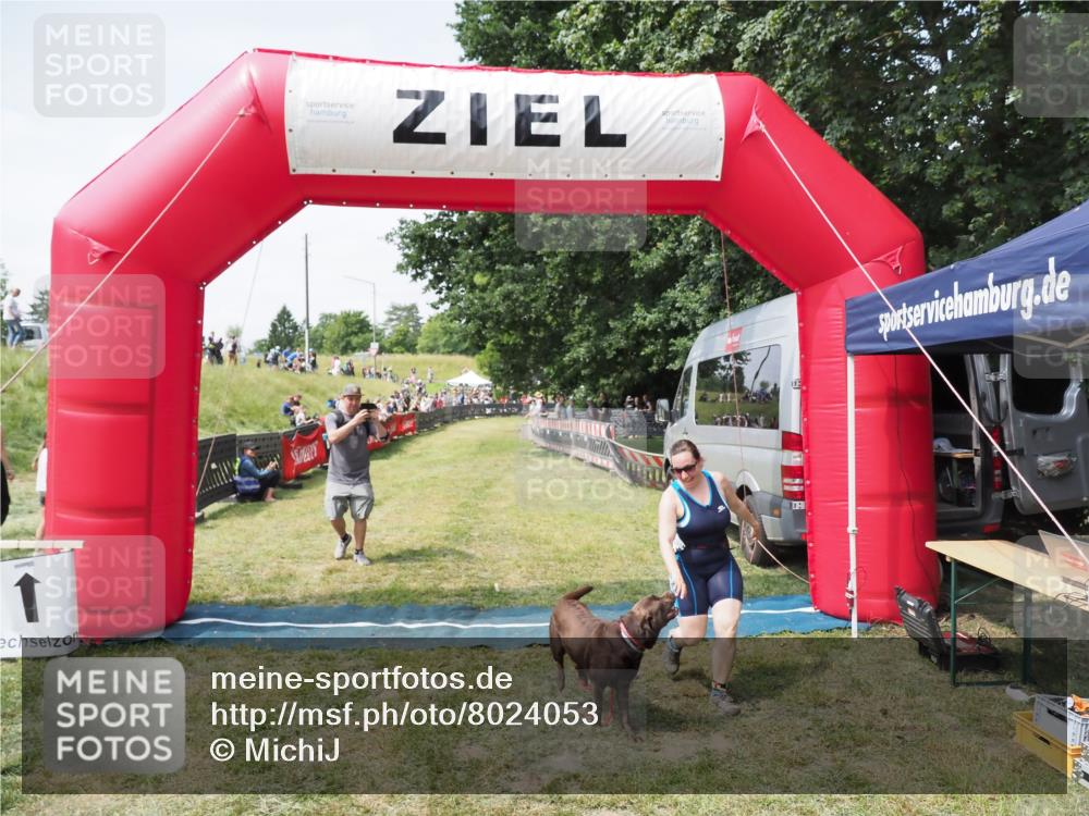 21.06.2025 - 27. Vierlanden-Triathlon MichiJ http://msf.ph/oto/8024053 15.06.2026 11:50:17 Ziel 485 meine-sportfotos.de