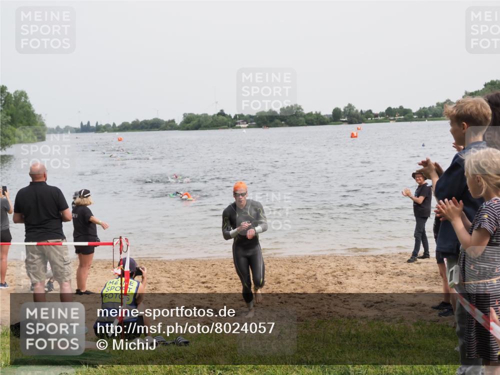 21.06.2025 - 27. Vierlanden-Triathlon MichiJ http://msf.ph/oto/8024057 15.06.2026 10:55:03 Schwimmen 677, 735, 744, 761 meine-sportfotos.de