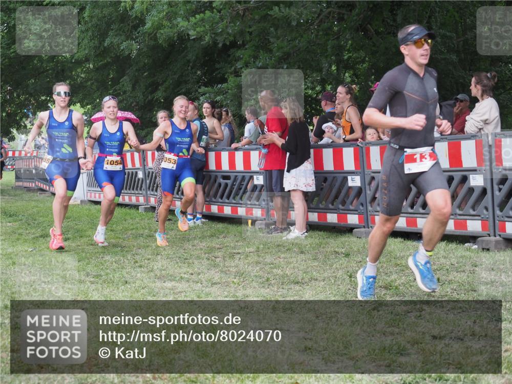 21.06.2025 - 27. Vierlanden-Triathlon KatJ http://msf.ph/oto/8024070 15.06.2025 13:25:47 Ziel 13, 1053, 1054, 1055 meine-sportfotos.de