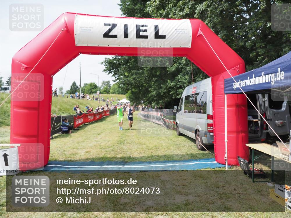 21.06.2025 - 27. Vierlanden-Triathlon MichiJ http://msf.ph/oto/8024073 15.06.2026 11:51:02 Ziel 387 meine-sportfotos.de