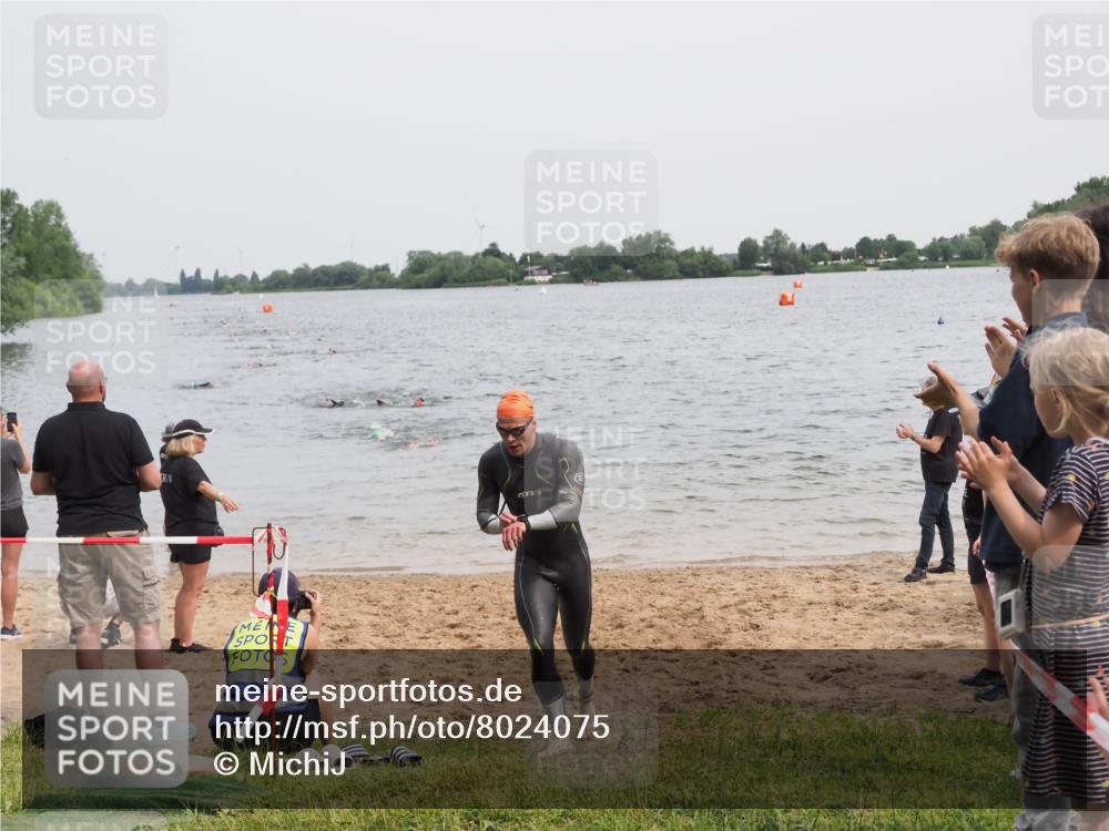 21.06.2025 - 27. Vierlanden-Triathlon MichiJ http://msf.ph/oto/8024075 15.06.2026 10:55:03 Schwimmen 677, 735, 744, 761 meine-sportfotos.de