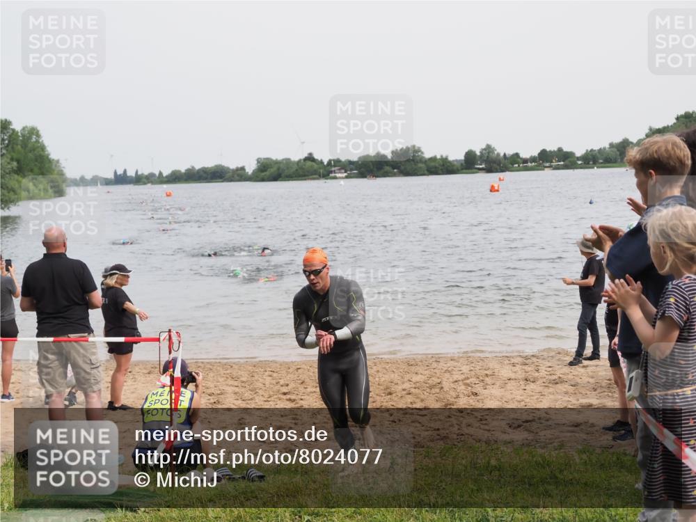 21.06.2025 - 27. Vierlanden-Triathlon MichiJ http://msf.ph/oto/8024077 15.06.2026 10:55:03 Schwimmen 677, 735, 744, 761 meine-sportfotos.de