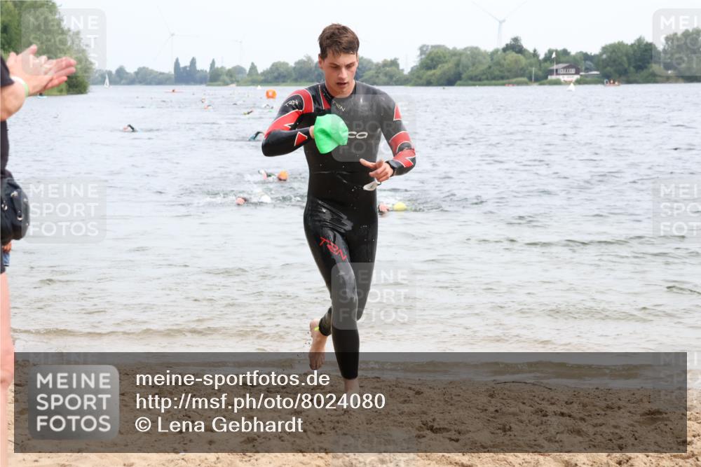 15.06.2025 - 27. Vierlanden-Triathlon Lena Gebhardt http://msf.ph/oto/8024080 15.06.2025 10:54:42 Schwimmen 695, 713, 715, 749 meine-sportfotos.de