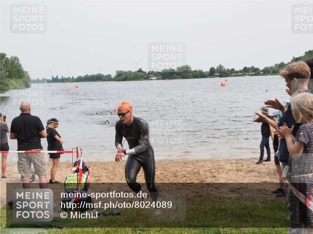 21.06.2025 - 27. Vierlanden-Triathlon MichiJ http://msf.ph/oto/8024089 15.06.2026 10:55:04 Schwimmen 677, 735, 744, 761 meine-sportfotos.de