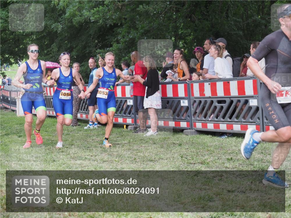 21.06.2025 - 27. Vierlanden-Triathlon KatJ http://msf.ph/oto/8024091 15.06.2025 13:25:47 Ziel 13, 1053, 1054, 1055 meine-sportfotos.de