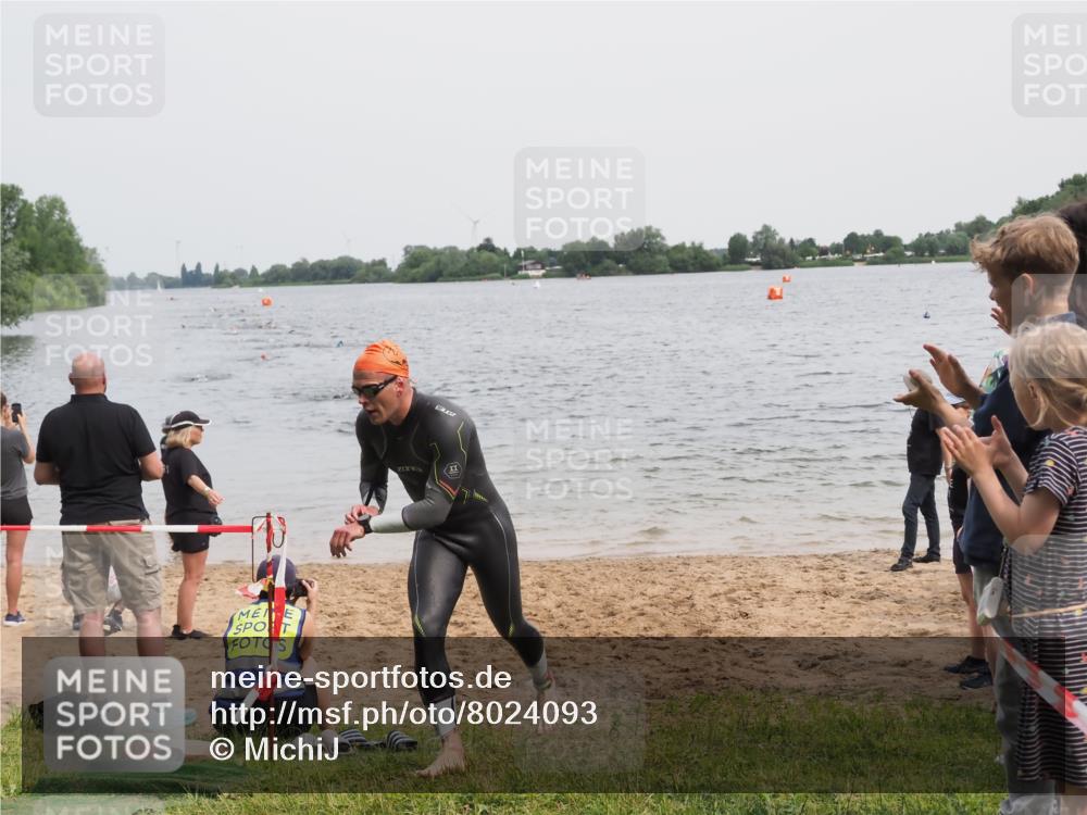 21.06.2025 - 27. Vierlanden-Triathlon MichiJ http://msf.ph/oto/8024093 15.06.2026 10:55:04 Schwimmen 677, 735, 744, 761 meine-sportfotos.de