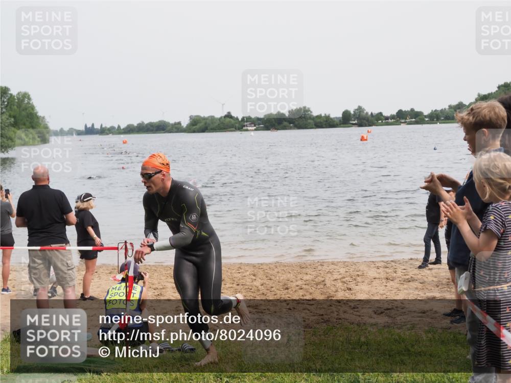 21.06.2025 - 27. Vierlanden-Triathlon MichiJ http://msf.ph/oto/8024096 15.06.2026 10:55:04 Schwimmen 677, 735, 744, 761 meine-sportfotos.de