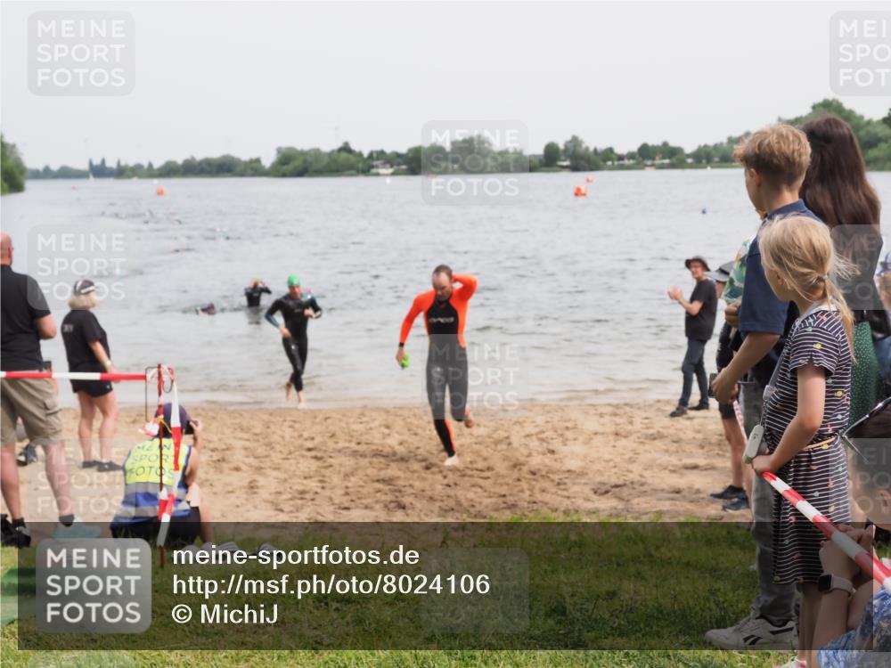 21.06.2025 - 27. Vierlanden-Triathlon MichiJ http://msf.ph/oto/8024106 15.06.2026 10:55:17 Schwimmen 661, 725 meine-sportfotos.de