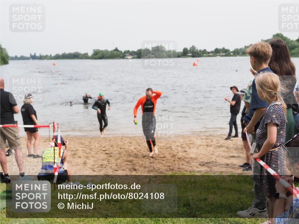 21.06.2025 - 27. Vierlanden-Triathlon MichiJ http://msf.ph/oto/8024108 15.06.2026 10:55:17 Schwimmen 661, 725 meine-sportfotos.de