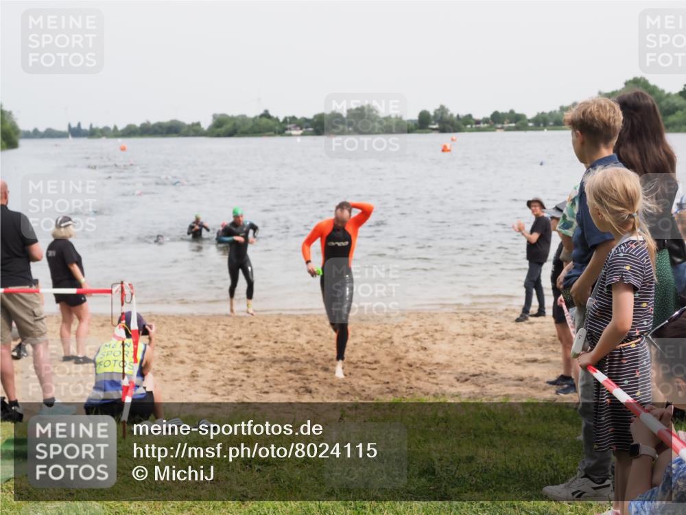 21.06.2025 - 27. Vierlanden-Triathlon MichiJ http://msf.ph/oto/8024115 15.06.2026 10:55:17 Schwimmen 661, 725 meine-sportfotos.de