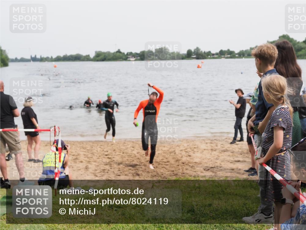 21.06.2025 - 27. Vierlanden-Triathlon MichiJ http://msf.ph/oto/8024119 15.06.2026 10:55:17 Schwimmen 661, 725 meine-sportfotos.de