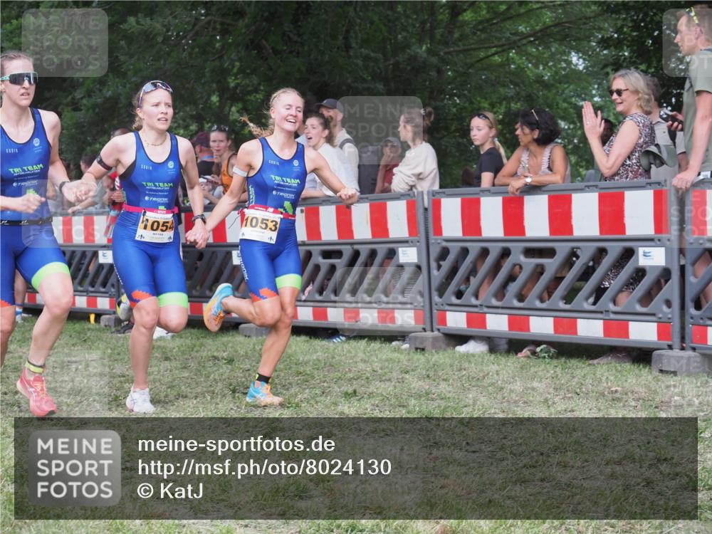 21.06.2025 - 27. Vierlanden-Triathlon KatJ http://msf.ph/oto/8024130 15.06.2025 13:25:48 Ziel 13, 1053, 1054, 1055 meine-sportfotos.de